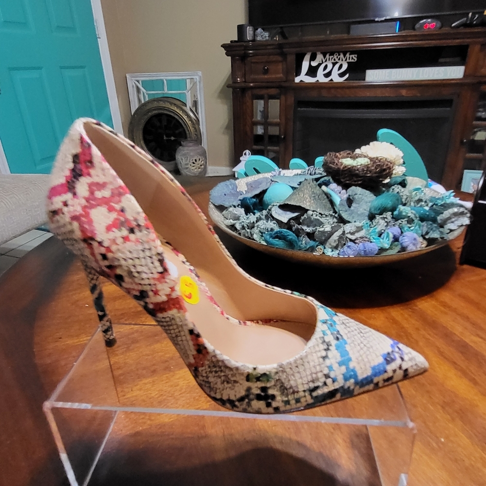 Steve Maddden Multi Color sz 6.5m Brand New Pumps